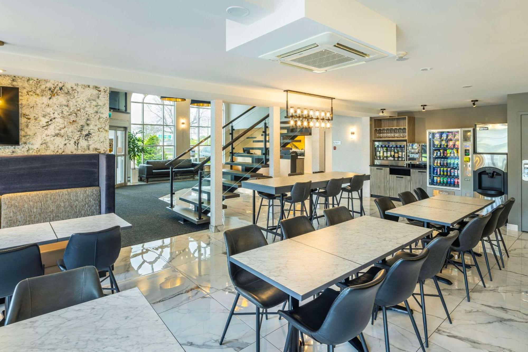 Les Suites De Laviolette Ascend Hotel Collection Труа-Ривьер Экстерьер фото
